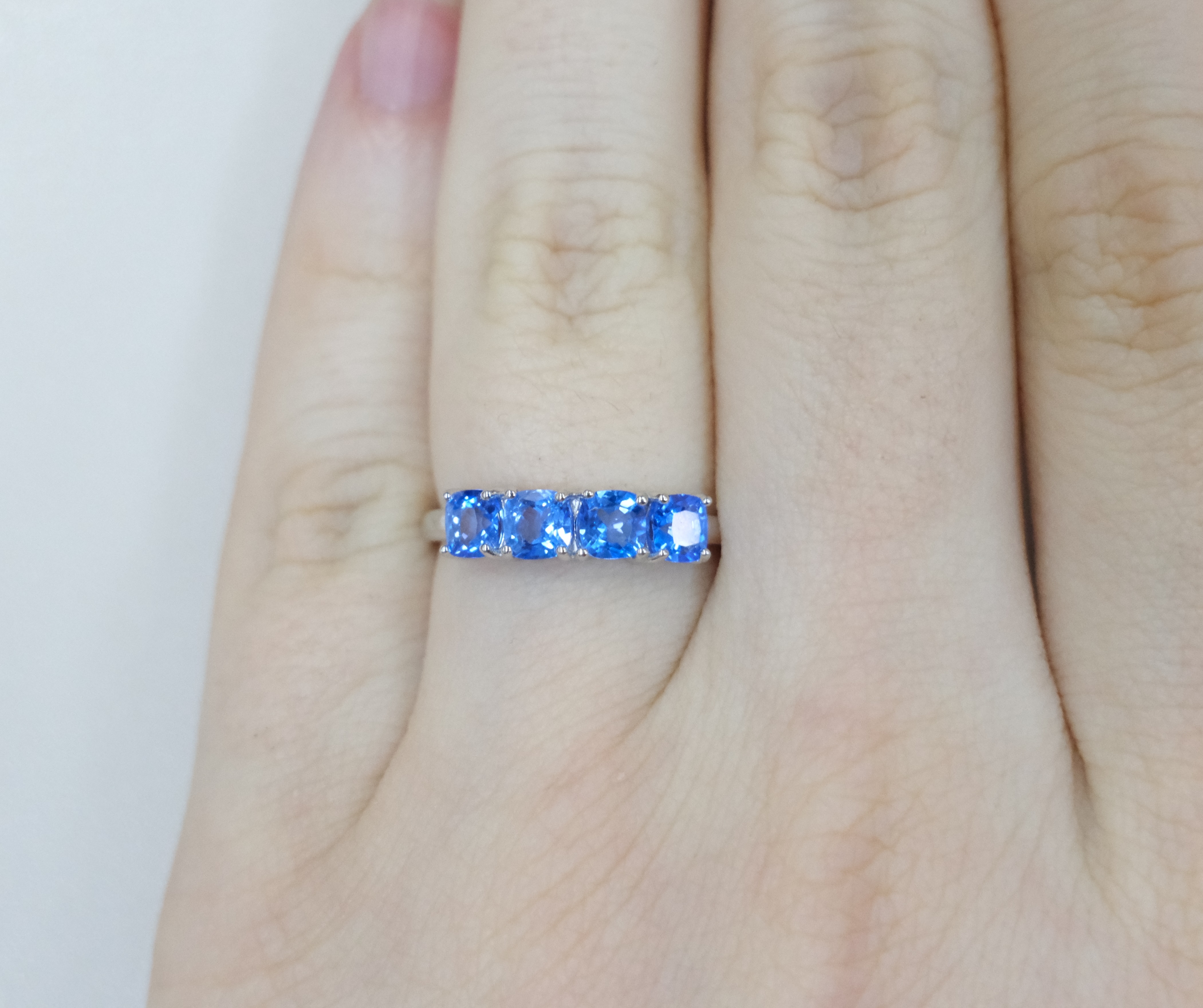 Серебряное кольцо с топазами Индиго
